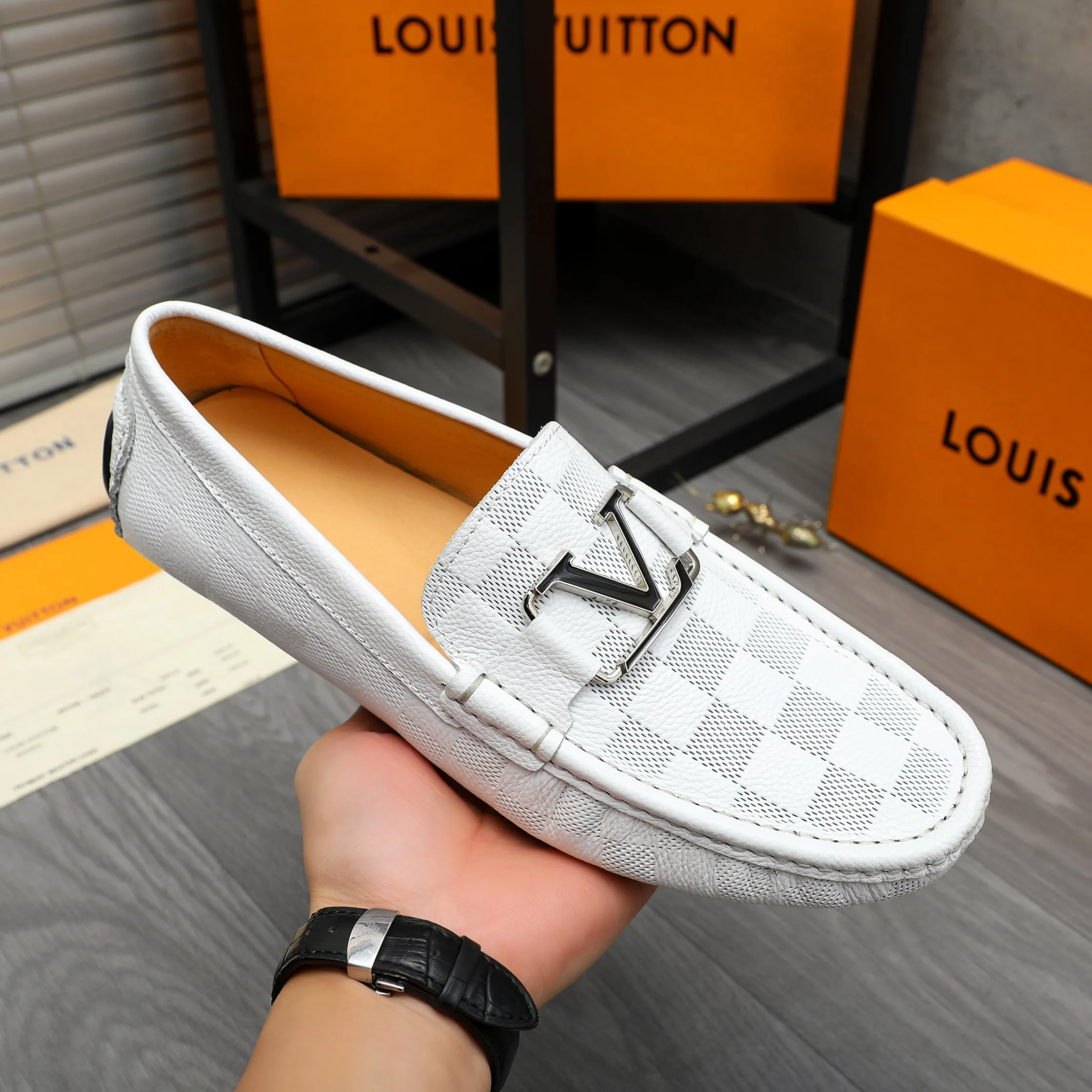 Men's shoes 💰p380 Product trademark: LV "Louis Vuitton" casual slip-on men's shoes Regular size: 38-45 Product materials: Selected classic embossed plaid upper, pigskin lining, rubber outsole